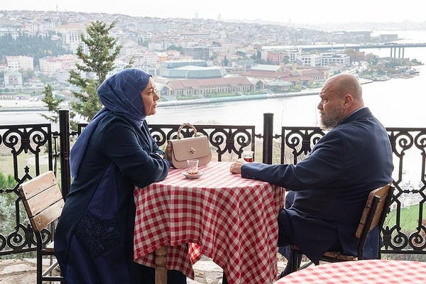 Kendisine atılan iftiranın ardından eski hayatına geri dönme kararı alan Pembe'nin geçmişine göz attığımız Şerbo'da Pembe'nin nasıl bu kadar tutucu olduğunu da öğrenmiş olduk.