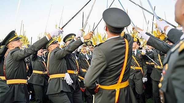 Cumhurbaşkanı Recep Tayyip Erdoğan’ın da katıldığı Kara Harp Okulu mezuniyet töreninde, bir grup teğmen kılıçlı yemin etmiş ve “Mustafa Kemal’in askerleriyiz” diyerek slogan atmıştı.