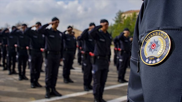 Lisans mezunlarından 8 bin 160’ı erkek, 1.440’u kadın olmak üzere 9 bin 600, Önlisans mezunlarından 2.040’ı erkek, 360’ı kadın olmak üzere 2 bin 400 polis alımı olacak.