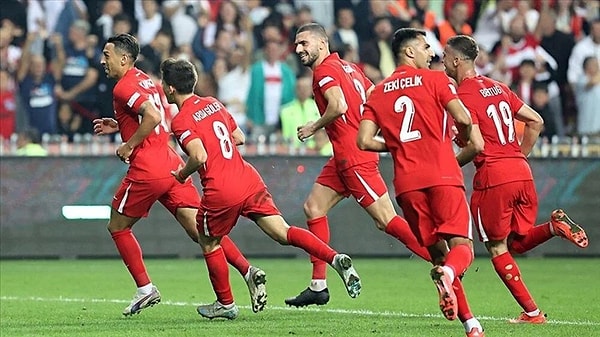 Chatgpt skor tahmininde 2-1'i ön plana çıkardı. Chatgpt'nin mini bir analizle sunduğu skor tahmini şu şekilde: