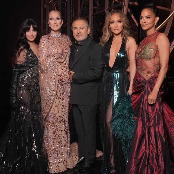 Elie Saab, 45. yıl dönümlerini kutlayarak 300 parçalık özel koleksiyonunu sergiledi.