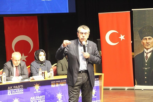 Milli Eğitim Bakanı Yusuf Tekin, Batman'da Necat Nasıroğlu Külliyesi Konferans Salonu'nda düzenlenen AK Parti merkez ilçe 8'inci olağan kongresine katıldı.