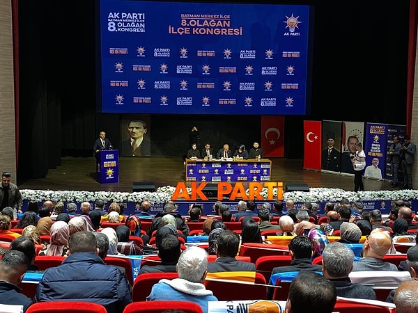 "Siz bunları laikliğin gereği olarak yaptınız" diyen Tekin, "O zaman sizin laiklikten anladığınız şey ile benim laiklikten anladığım şey aynı değil. Sen laiklikten, Müslümanların inanç özgürlüğünün prangalar altına alınmasını yasaklamasını anlıyorsun. Kendi icat ettiğin bir laikliği bana dayatıyorsun. Bu olmaz. Üniversiteye başörtüsüyle gitmek isteyen çocuğu ikna odalarına almayı laiklik gereğiyle yaptınız. Kendi ideolojik bakış açılarını bize dayatmak isteyen birileri evrensel tanımlamalarla asla örtüşmeyen kavramları bize dayatıyorlar ve bizi bunun üzerinden eleştiriyorlar" ifadelerini kullandı.