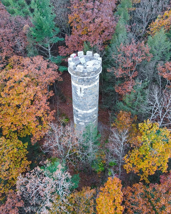 7. Vermont'ta zamanla doğanın sarmaladığı o kale!