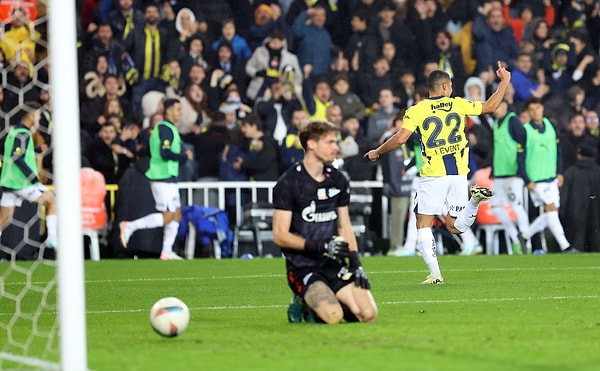 Sarı-lacivertliler, özel maçtan 2-1'lik galibiyetle ayrıldı. Goller, Cenk Tosun ve Levent Mercan'dan geldi.