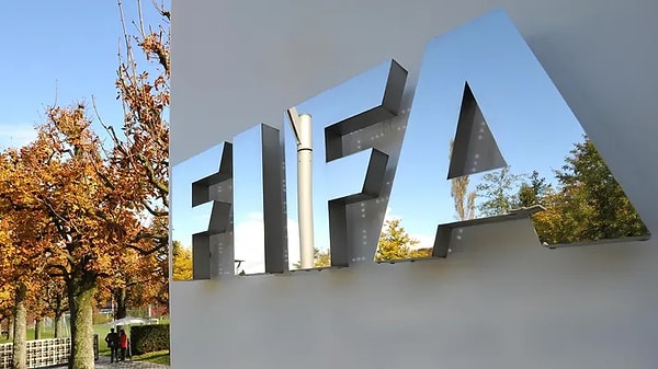 Rusya-Ukrayna savaşında ilk günden beri taraf olan ve Rusya'yı futboldan men eden FIFA ise İsrail konusunda sessizliğini koruyor. İsrail takımları deplasmanlarda dahi FIFA'nın korumacı tavrıyla istedikleri şehirde maçlarını oynayabiliyor.