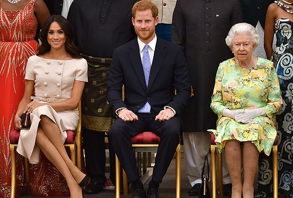 Sussex Dükü ve Düşesi'nin ise evlendikleri ilk günden beri başları sorunlardan kurtulmuyordu. Öyle ki, Kraliçe Elizabeth'in Markle'ı 'ten rengi' ve oyuncu geçmişi yüzünden pek de istemediği ve aralarının açık olduğu iddia edilmişti o dönemlerde.