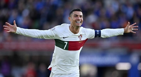 YouTube'da takipçileriyle bir araya gelen Ronaldo, izlenme sayıları ve artan abone sayısı ile dikkat çekiyor. Ronaldo'nun şu anda 67 milyon takipçisi var.