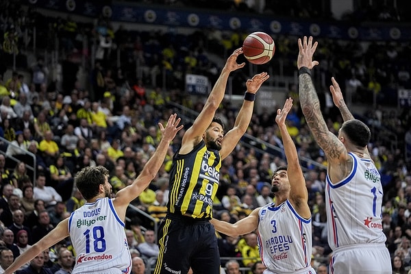 Türkiye Sigorta Basketbol Süper Ligi'nin 7. haftasında Fenerbahçe Beko, konuk ettiği Anadolu Efes'i 86-72 yendi.