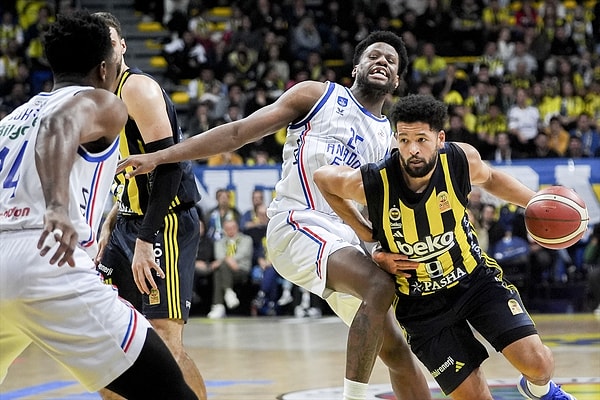 Karşılıklı basketlerle tempolu başlayan müsabakanın ilk 5 dakikası, Fenerbahçe Beko'nun 9-6'lık üstünlüğüyle geçildi. Zagars ve Bryant'ın 11'er sayıyla öne çıktığı ilk çeyrek ise 21-21'lik eşitlikle tamamlandı.