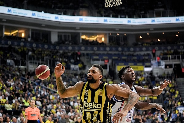 İkinci yarı karşılıklı isabetlerle başlarken, Fenerbahçe bu periyoda da ağırlığını koydu. Fenerbahçe Beko final periyoduna 67-50 üstün girdi.