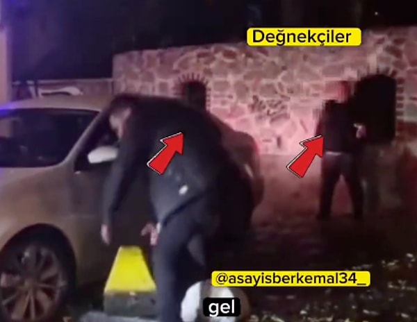 Kadıköy’de, polis ekipleri korsan otoparkçılık yapan 2 kişiyi suçüstü yakalamak için müşteri gibi hareket etti.