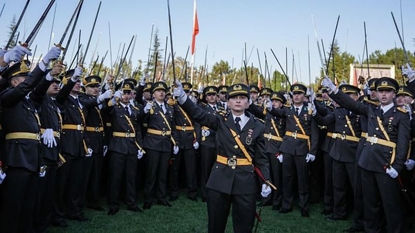 Cumhurbaşkanı Recep Tayyip Erdoğan’ın da katıldığı Kara Harp Okulu mezuniyet töreninde bir grup teğmen, kılıçlarıyla yemin ettiği törende "Mustafa Kemal'in askerleriyiz" şeklinde slogan atmıştı.