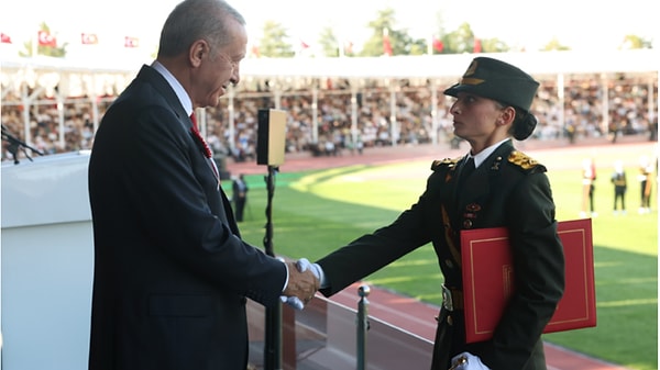 Soruşturma kapsamında alay kıdemlisi Teğmen İ.,’nin ardından dönem birincisi olan Teğmen Ebru Eroğlu'nun da  ihraç talebiyle Yüksek Disiplin Kurulu’na sevk edildiği açıklandı..