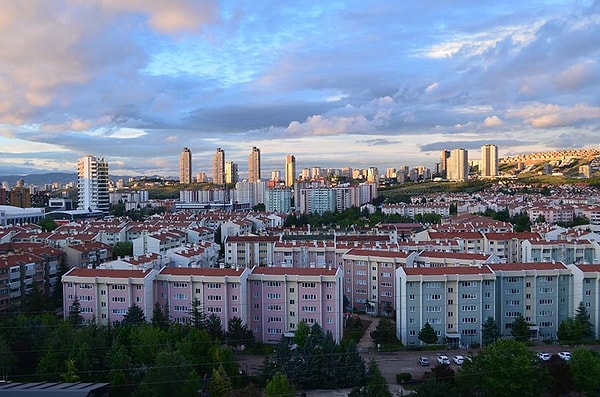 Geçmişteki yüzde 25 zam sınırı nedeniyle mağdur olduklarını düşünen ev sahipleri ise eski kiracılarını evden çıkaramadıklarını veya istedikleri oranda zam yapamadıkları için böyle yöntemlere başvurduklarını söylüyor.