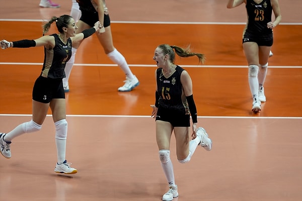 Voleybol Magazin'in haberine göre bu galibiyet için yönetim kesenin ağzını açtı ve sporculara kişi başı 15'er bin dolar prim verildiğini açıkladı.