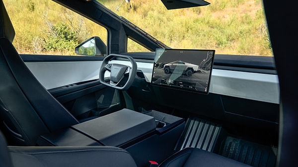 Tesla Cybertruck'ların göze çarpan bir diğer özelliği de aracın içinde ve dışında herhangi bir Tesla logosunun bulunmaması. Oldukça ilginç bir tercih, değil mi?