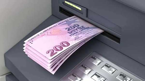 ATM’lerde nakit para krizi arttı. 50 ve 100 liralık banknotlar ATM’lerde neredeyse bulunmazken bu krize 200 TL’lik banknot eklendi.