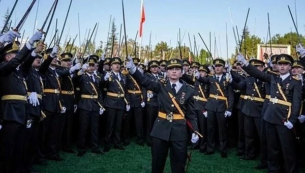 CHP Genel Başkan Yardımcısı Yankı Bağcıoğlu, cuma günü iki teğmene ihraç talebiyle Yüksek Disiplin Kurulu'na sevk edildiklerine ilişkin tebligat yapıldığını söylemişti. Sözcü'nün aktardığına göre, bugün iki teğmene daha tebligat gitti.