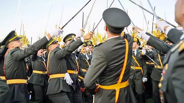 Açıklamada, ilgili personelin Yüksek Disiplin Kurulu'na sevk edildiği belirtilerek "Mesele okunan metin değil, emre uyulmamasıdır. TSK'yı tartışmaya açıp itibarını zedelediler" denildi