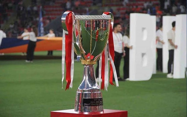 Türkiye Kupası'nda yarı finale Başakşehir, Beşiktaş, Fenerbahçe ve Galatasaray kalacak. Ancak yapay zekanın tahmini kupada Fenerbahçe gülen taraf olacak.