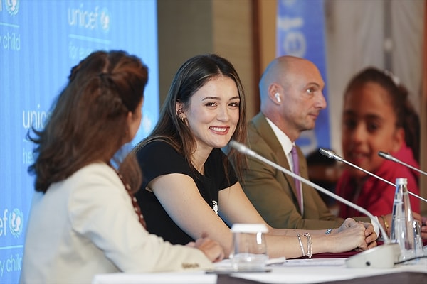 Zehra Güneş, anlaşma nedeniyle büyük bir heyecan duyduğunu ifade ederek, "Bu anlaşmanın taşıdığı değerin tamamen farkındayım. Bugün, çocukları ve haklarını koruma misyonuyla çalışan UNICEF ile iş birliği yapıyorum. Bu sayede çocukların hayatlarına dokunmayı ve olumlu değişimler yaratmayı amaçlıyorum." dedi.