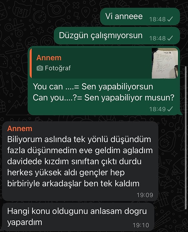 Annesinin İngilizce sınavında 48 aldığını dile getirerek bu masum konuşmayı başladı. Annenin masumluğu karşısında kalplerimiz eridi.