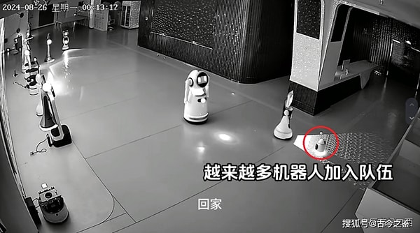 Sosyal medyada gündem olan görüntülerde başka bir firmanın ürettiği küçük bir robot, yine bir robot üreticisinin showroomunda dolaşarak, bekleyen robotlarla iletişim kurdu.