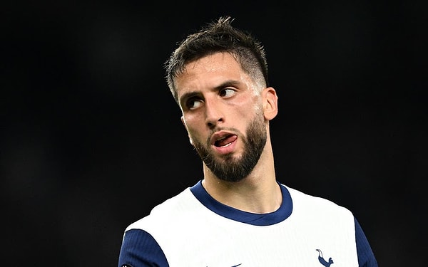 Tottenham'ın başarılı orta saha oyuncusu Rodrigo Bentancur, yaptığı talihsiz bir açıklama nedeniyle hem sahalardan uzak kalacak hem de maddi bedel ödeyecek.