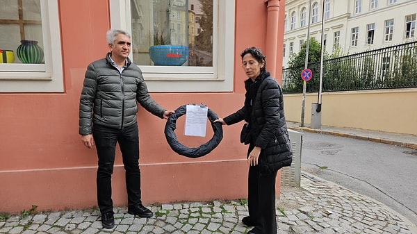 İtalya'daki üniversitelerde eğitim hakkı kazandıkları halde vize alamayan öğrenciler ve velileri İstanbul Beyoğlu'nda İtalyan Başkonsolosluğu önüne siyah çelenk bıraktı.