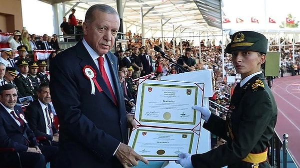 CHP Genel Başkan Yardımcısı Yankı Bağcıoğlu, cuma günü iki teğmene ihraç talebiyle Yüksek Disiplin Kurulu'na sevk edildiklerine ilişkin tebligat yapıldığını söylemişti. Sözcü'nün aktardığına göre, bugün üç teğmene daha tebligat gitti. İhracı istenen teğmen sayısı 5'e yükseldi.