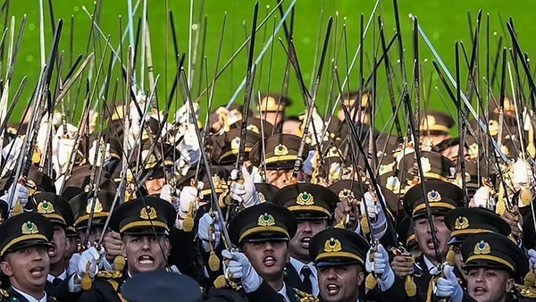 Nevşin Mengü’nün haberine göre; “Son gelen bilgiye göre Yemin meselesi ile ilgili Ebru Eroglu ve 7 teğmen ile dönemin Alay komutanı,Tabur komutanı ve Bölük komutanları da ihraç istemiyle Yüksek Disiplin Kuruluna sevk edildi.”