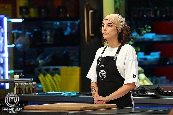 4. MasterChef'in güçlü isimlerinden biri olan ve sezonun ilk kaşığını alan isim Ezgi olmuştu. Her hafta kendini geliştiren Ezgi, diğer yarışmacılara sorulan ilk 5 sorusunda birinci ya da ikinci sırada yer almıştı. Ancak 17 Kasım'da yapılan eleme gecesinde hiç beklenmedik bir şekilde elendi. Elemesinde dikkat çeken şeylerden biri de Ezgi'nin sakin ve rahat tavırları oldu. Çok üzülmesi ve aşırı tepki vermesi beklenen yarışmacı, elemenin ardından imalı bir paylaşım yaptı.