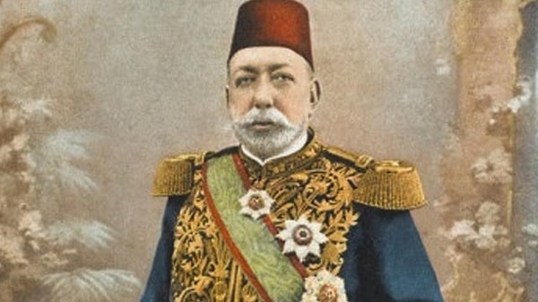 ‘’...Rivayete göre, bir gün cuma selamlığını Ayasofya’da yapsak, orada Selim, Murat ve Mehmed dedemiz var deniyor. Sultan Reşad ( Osmanlı İmparatorluğu'nun 35. padişahı) ''Ben 17 kardeşini öldüren bir kişinin türbesini ziyaret etmem'' diyor. Yani aile bile, Sultan Reşad bile aradan kaç sene geçmiş, onu acı hatırlıyor.’’