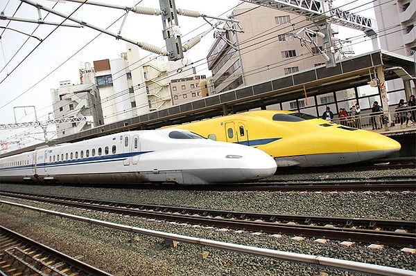 Sarı Doktor, standart Shinkansen trenlerinden daha kısa ve yalnızca 7 vagon uzunluğunda. Ancak içerdiği ileri teknoloji ekipman, ray hizalamasını ve elektrik hatlarındaki aşınmaları tespit edebiliyor.