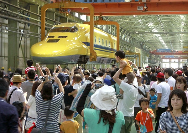 Tren oldukça nadir görüldüğü için bir anlığına bile ona denk gelmek, Japonya’daki birçok tren meraklısı için büyük bir heyecan kaynağı. Hatta bu treni görmek için online forumlar ve sosyal medya platformlarında tahminler yürütülüyor.