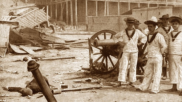 Zanzibar, 1890’larda İngiliz İmparatorluğu’nun kontrolüne geçmişti. İngiltere’nin bu bölgedeki iki temel hedefi vardı: köleliği ortadan kaldırmak ve ekonomiyi düzeltmek. Ancak bu hedefler, Zanzibar’ın zengin kesimi arasında ciddi bir rahatsızlık yaratıyordu.