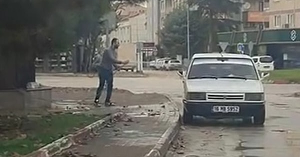 Yol kenarındaki çeşmeye hortum takarak otomobilini yıkayan sürücünün bu davranışı, çevre sakinleri tarafından cep telefonuyla kaydedildi ve sosyal medyada paylaşıldı. Sosyal medyada yayılan görüntüleri ihbar sayan İnegöl Belediyesi Zabıta Müdürlüğü harekete geçti.