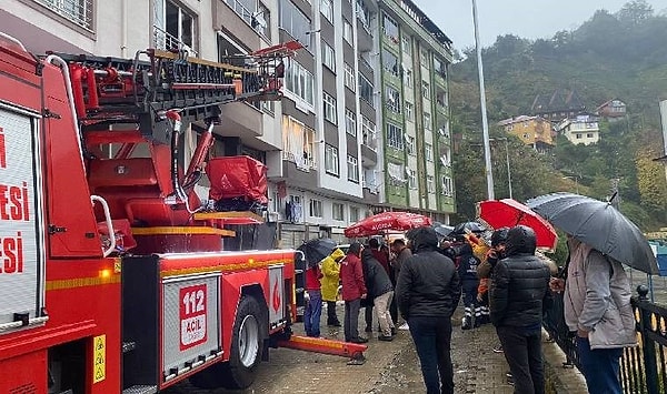 İhbar üzerine adrese AFAD, itfaiye ve sağlık ekibi sevk edildi. Yaralananların da bulunduğu binalarda oturanlar itfaiye ekipleri tarafından tahliye edildi.