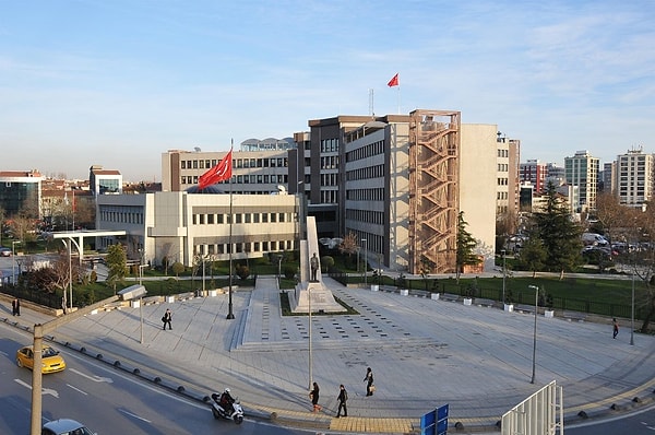 Kadıköy Belediyesi Evlendirme Dairesi önünde gece saatlerinde toplanan DİSK'e bağlı Türkiye Genel Hizmetler İşçileri Sendikası (Genel-İş) 1 No'lu Şube üyesi işçiler Kadıköy Belediyesi ile toplu iş sözleşmesinde uzlaşı sağlanamadığı gerekçesiyle grev kararı aldıklarını duyurarak belediye binasına "Bu iş yerinde grev var" pankartı astı.