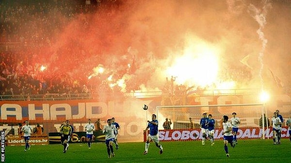 Fotoğraf her şeyi anlatıyor ama Hırvatistan'ın "düşman kardeşleri" için bir iki kelime edelim. Hajduk Split ve Dinamo Zagreb birbirlerini rakip değil düşman olarak görüyor. Bu da her maça istisnasız yansıyor.