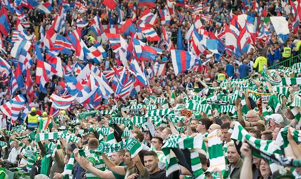 İskoçya'daki Glasgow Derbisi de tarih yüklü bir derbidir. Mezhep ve bağımsızlık mücadelesi rekabetin ana eksenidir. İrlanda ve IRA ile bağlar kuran Celtic'e karşı Kraliçe'ye gönülden bağlı merkeziyetçi Rangers... İki takım rakibinin mezhebinden futbolcu bile transfer etmiyor.