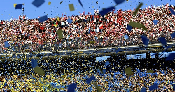 Arjantin'e uğramadan bu yazı eksik kalırdı. Zenginler ve Fakirler diye ayrılan bir derbi... River Plate - Boca Juniors derbisinde zamanında bolca kan da döküldü. Şimdi önlemler daha fazla ama kanın önüne geçmek hala mümkün olmadı.