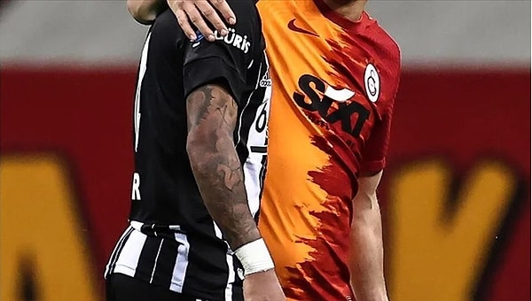 Beşiktaş - Galatasaray derbileri İstanbul'daki rekabetin zirve yaptığı maçladan biri. İki takım hele ki şampiyonluk yarışında ise bir sürü bilinmezin olduğu heyecanlı bir derbi izliyoruz.