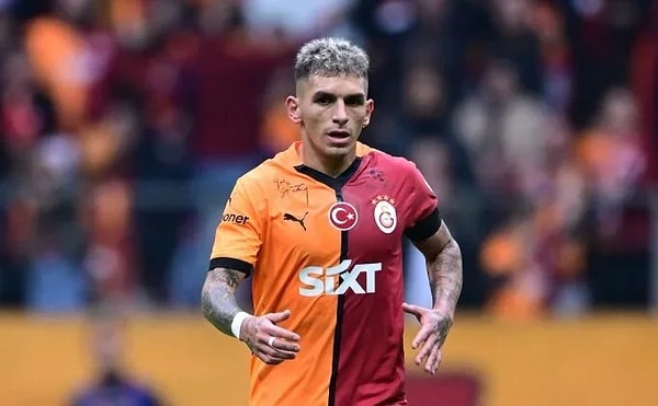 Saha içindeki mücadelesiyle taraftarın takdirini kazanan Lucas Torreira, performansıyla göz doldurmaya devam ediyor.