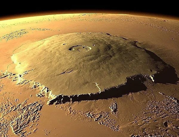 Güneş Sistemi'ndeki en yüksek dağ Mars'ta yer alan Olympus Mons. 25 km'lik yüksekliğiyle Dünya'nın en yüksek dağı Everest'in üç katından daha uzun.