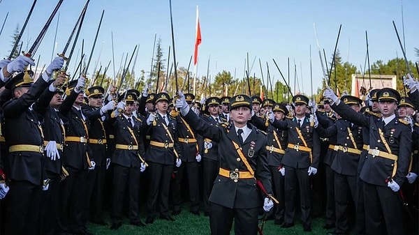 30 Ağustos'ta düzenlenen yemin töreninde kılıç çatarak "Mustafa Kemal'in askerleriyiz." sloganı atan teğmenler hakkında Cumhurbaşkanı Recep Tayyip Erdoğan'ın açıklaması sonrası başlayan soruşturmada 2 teğmen ve 3 komutan ihraç talebiyle disipline sevk edildi.