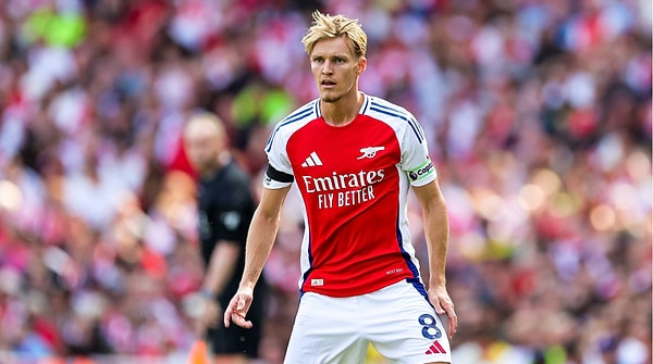 Martin Odegaard da genç yaşta gelmiş Real Madrid'de tutunamamış birkaç kulüp gezdikten sonra Arsenal'de tam bir yıldız konumuna yükselmişti.