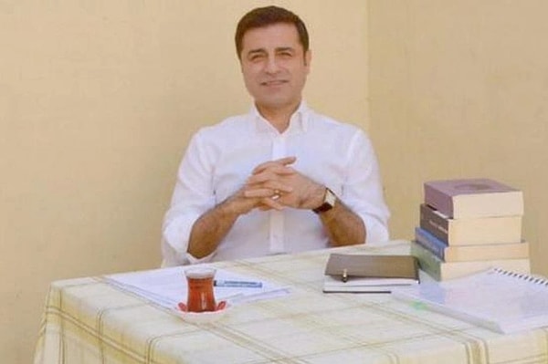 Eski HDP Eş Genel Başkanı Selahattin Demirtaş, Edirne Kapalı Cezaevi’nde avukatlarıyla yaptığı görüşme sonrasında açıklamada bulundu. Terör örgütü PKK’nın lideri Abdullah Öcalan’a seslenen Devlet Bahçeli’ye çağrıda bulunan Demirtaş, “Önce beni cezaevinden çıkarın, cezaevinin kapısında sorunu konuşalım” dedi. Demirtaş, Kürt sorununun çözümü için tüm toplumun sürece katkı vermesi gerektiğini de sözlerine ekledi.