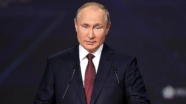 Rusya Devlet Başkanı Vladimir Putin, 24 Şubat 2022’de “Ukrayna’da özel askeri operasyon başlattık” açıklamasıyla başlayan Ukrayna-Rusya savaşında bugün 1000’inci gün. Binlerce kişinin hayatını kaybettiği savaşta bugün bir ilk yaşandı. Ukrayna, ABD’nin temin ettiği yaklaşık 300 kilometre menzili olan ATACMS füzeleriyle Rusya’ya bağlı Bryansk şehrine saldırı düzenledi. Saldırıyla ilgili açıklamayı Rus makamları yaparken, fırlatılan 6 füzenin 5’inin havada imha edildiği duyuruldu. ABD Başkanı Joe Biden’ın, geçtiğimiz günlerde ABD’nin silahlarıyla Rusya topraklarına saldırı izni verdiği iddia edilmişti. Ayrıca Putin’in imzaladığı yeni askeri doktrinde, NATO güçlerinin silahlarına karşılık olarak nükleer silahla cevap verileceği de yer almıştı.